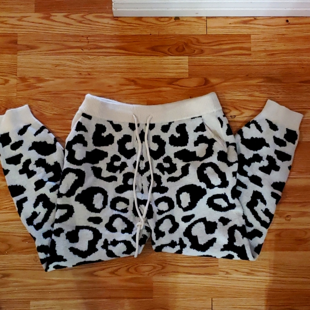 NWOT black and white thick, soft, cozy sweater jogger pants